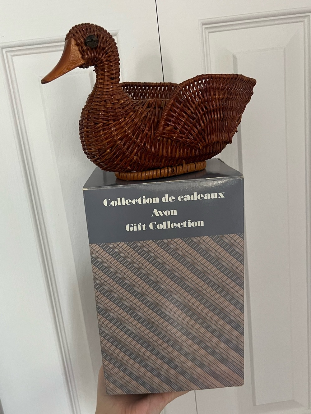 VINTAGE AVON - Wicker Duck Basket in Warm Brown